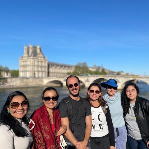 Grupo no Sena · Louvre · 2024